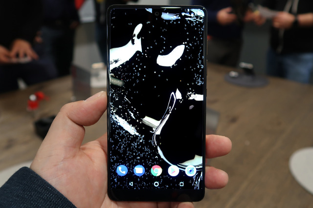 これが「Essential Phone」こと、「Essential PH-1」。ディスプレイは5.71インチ（2560×1312、QHD）。アスペクト比は19:10で、8Mのフロントカメラ部分を切り欠いたノッチデザインを採用しています