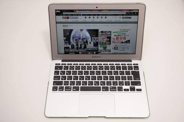 こちらは筆者が長年愛用している11.6インチのMacBook Air