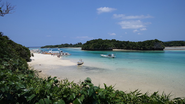 青い空とエメラルドグリーンの海、色鮮やかな緑のコントラストが美しい川平湾