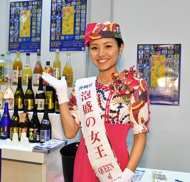 2018年泡盛の女王　翁長里奈さん【写真：竹内みちまろ】