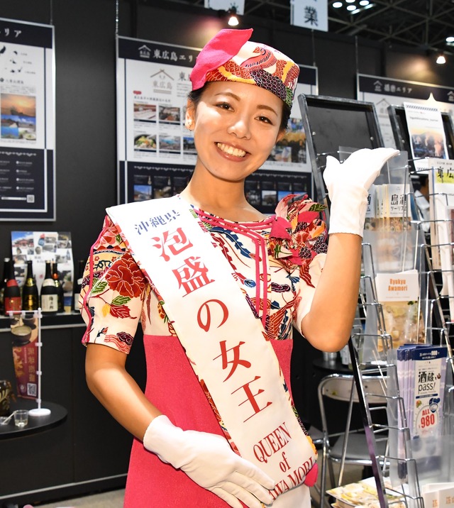 2018年泡盛の女王　新里葵さん【写真：竹内みちまろ】