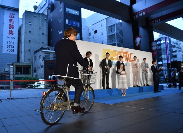 ママチャリに乗って登場した永瀬廉【写真：竹内みちまろ】