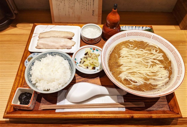 炭火焼濃厚中華そば　鯖（さば）定食