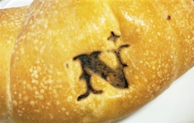 「N」の文字の焼き印入りで、ビジュアルにもこだわった塩パンになっている。