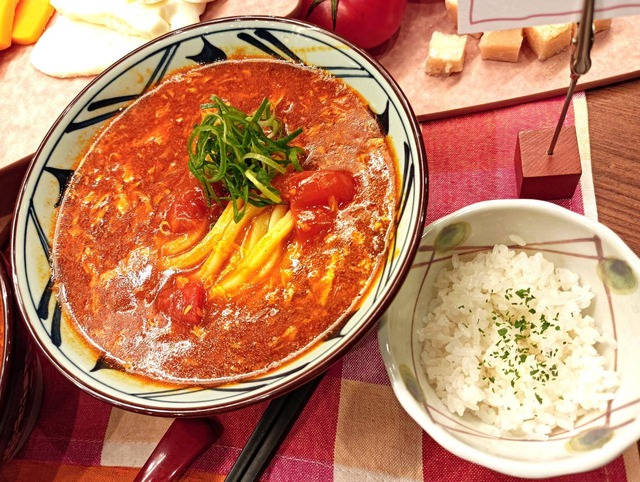 トマたまカレーうどん（ひと口ごはん付）