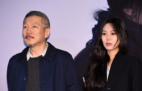 ホン・サンス監督(左)とキム・ミニ