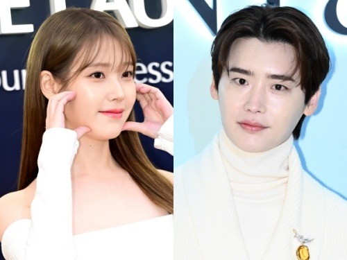 IU(左)、イ・ジョンソク