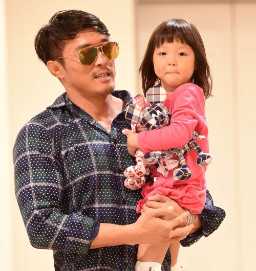 秋山成勲(左)、サランちゃん