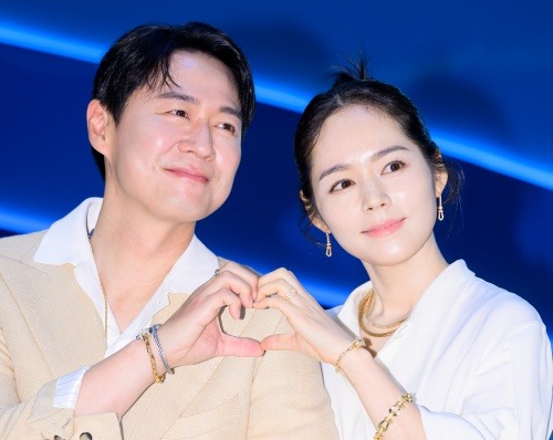 ヨン・ジョンフン(左)、ハン・ガイン
