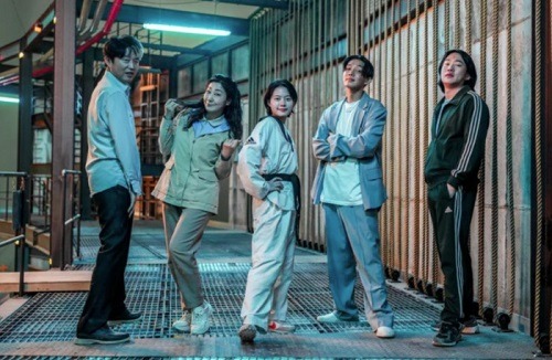 映画『ハイファイブ』、右から2人目がユ・アイン