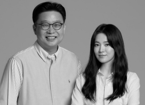 ソ・ギョンドク教授(左)とソン・ヘギョ