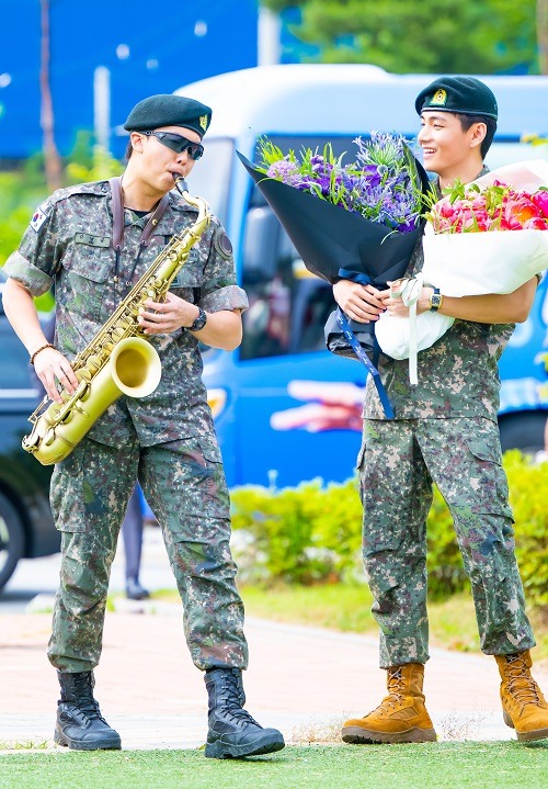 RM(左)とV