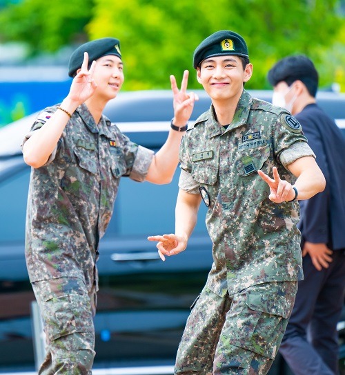 RM(左)とV