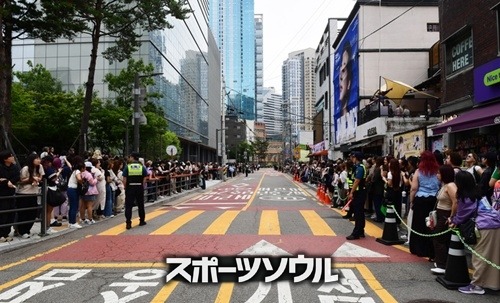 HYBE本社前