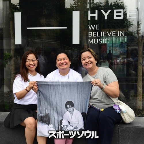 HYBE本社前