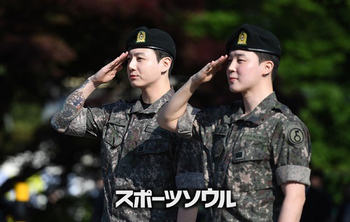 6月11日、除隊したJUNG KOOK(左)とJIMIN