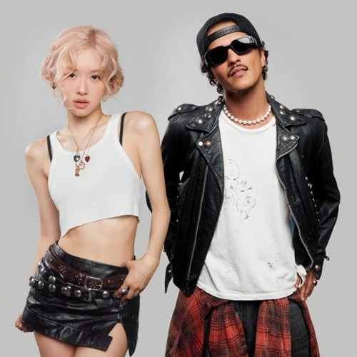 ロゼ(左)とブルーノ・マーズ