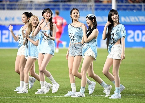 7月30日に行われた親善試合の“始球式”に参加したIVE