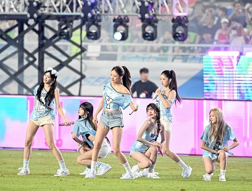 ハーフタイム公演を披露するIVE