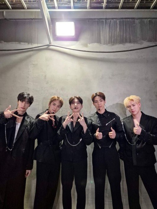 MONSTA X