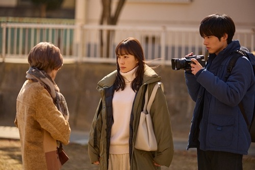 菅野美穂 as 瀬野千紘、赤楚衛二 as 小沢悠生