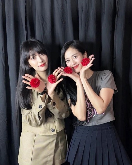 キム・ジユン(左)とジス