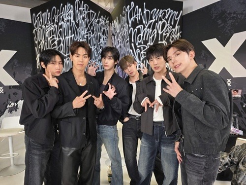 MONSTA X