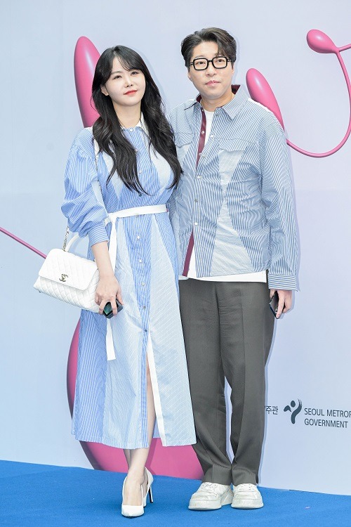 ユムデン（左）とナ・ドンヒョンさん