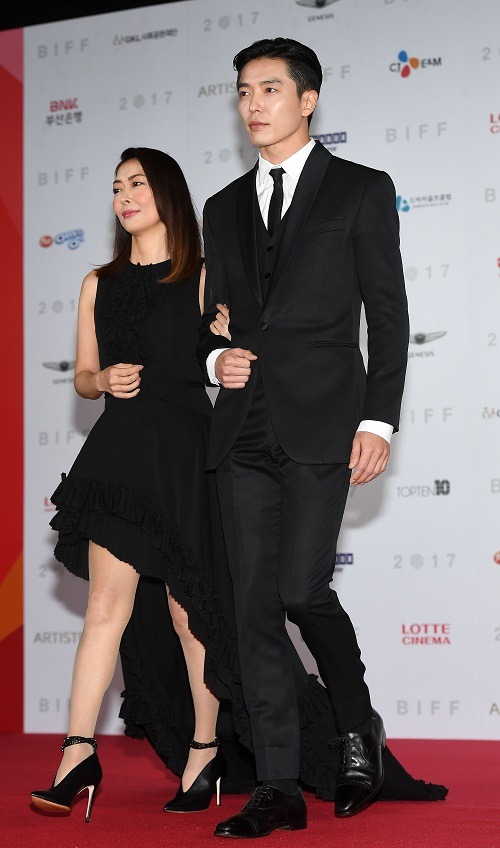 中山美穂さん(左)とキム・ジェウク