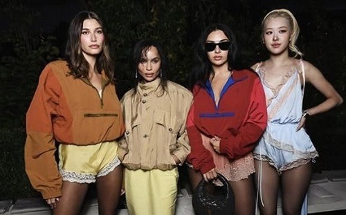 4人の​​​​​​​集合写真、一番右がロゼ