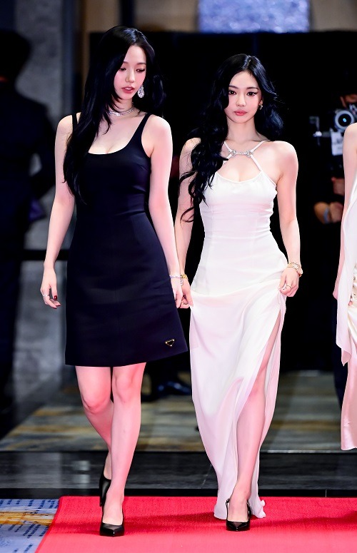 aespa・カリナ(左)とニンニン