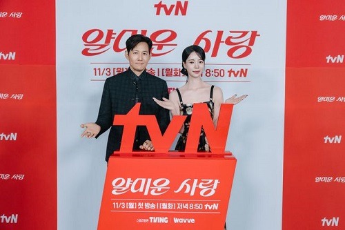 イ・ジョンジェ(左)とイム・ジヨン