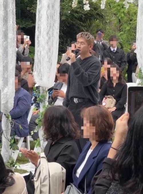 ジョイの妹の結婚式で歌うCrush