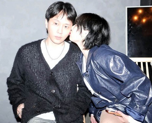 ヨン・ジュンヒョン(左)とヒョナ