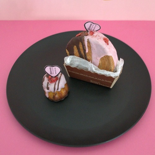 コラボメニュー　プチカヌレ（左）とシュプリームクロワッサン（右）