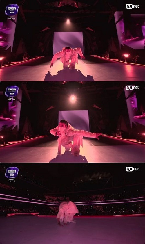 ステージを披露するターザン