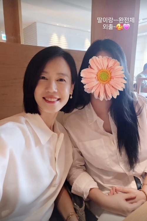 キム・ジホ（左）と娘