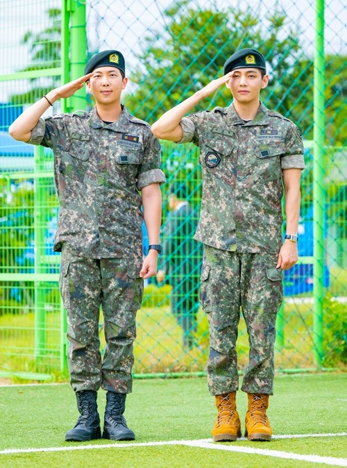 6月10日、除隊したRM(左)とV