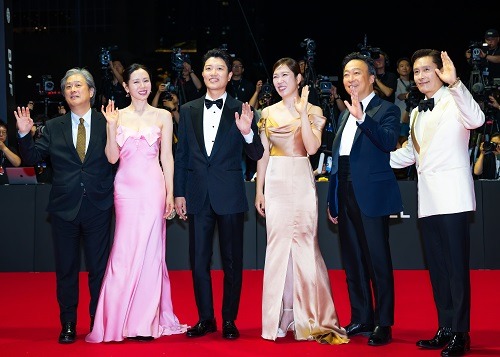 パク・チャヌク監督（左）と『しあわせな選択』出演俳優たち