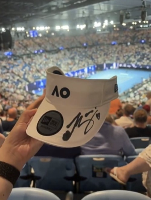 ハニのサインが書かれた帽子