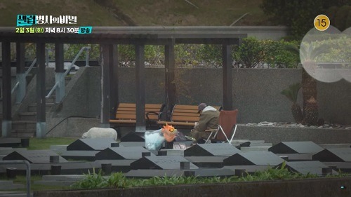 バービィー・スーさんのお墓の前で過ごすク・ジュンヨプ