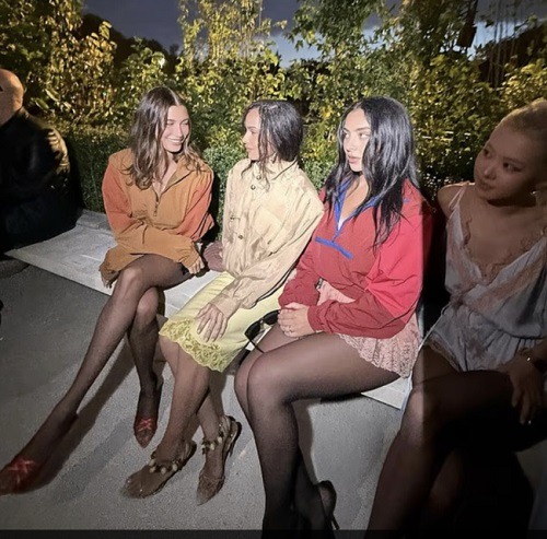 ロゼだけが照明の影に隠れた状態に