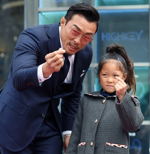 秋山成勲、チュ・サラン