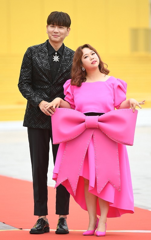 ジェイスン（左）とホン・ヒョンヒ