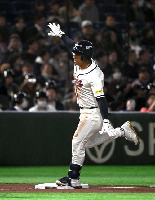 ジョーンズが“飛行機ポーズ”を披露