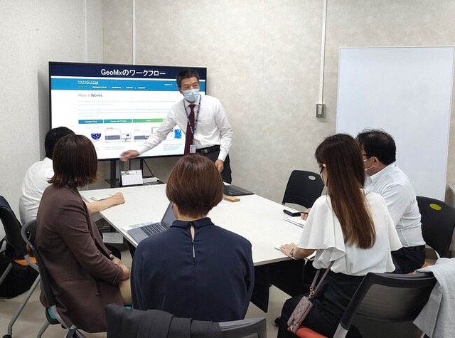 岡山大学病院ゲノム医療総合推進センター研究開発部の冨田秀太部長・准教授による取組紹介(中央)