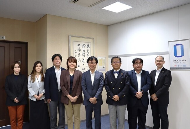 学長意見交換後の集合写真(左より:斉藤香歩研修生、田邉綾乃専門員、袖山禎之理事・事務総長、吉村奏係長、井上諭一局長、那須保友学長、菅原孝介課長、佐藤法仁副理事・副理事・上級URA)