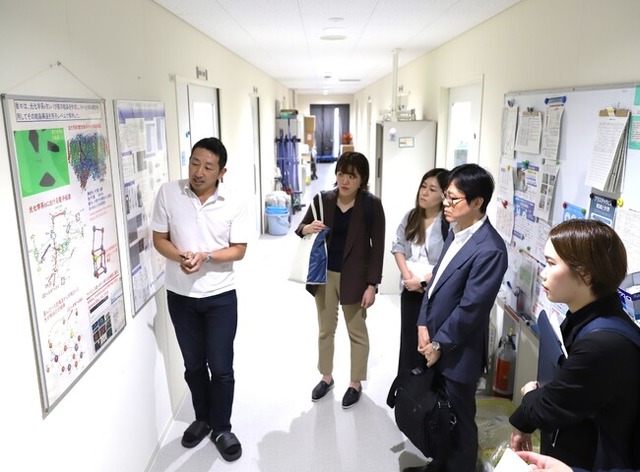 岡山大学高等先鋭研究院先鋭研究群(研究特区)の「植物・光エネルギー開発拠点」の説明を受ける来学者ら(異分野基礎科学研究所)