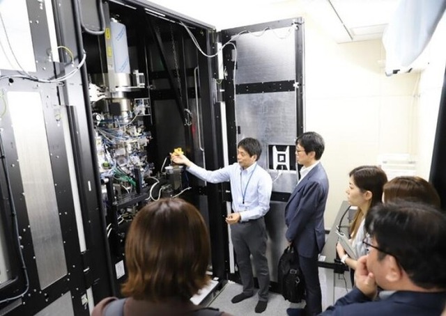中四国地域に初導入したクライオ電子顕微鏡の視察(異分野基礎科学研究所)