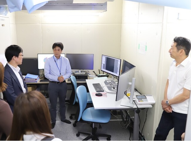 クライオ電子顕微鏡などの研究機器について意見交換する井上諭一局長ら(異分野基礎科学研究所)